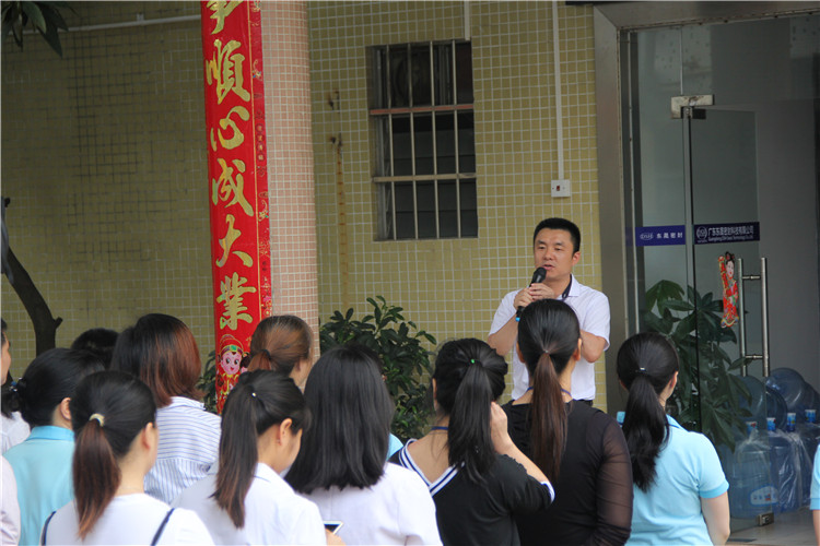胡燕林總經(jīng)理鼓勵(lì)我們只有不斷學(xué)習(xí)進(jìn)步，我們“東晟人”才是“地表最強(qiáng)”者。而在這次的分享中最讓我們印象最深就是“藍(lán)絲帶”所帶給我們的愛與感恩！