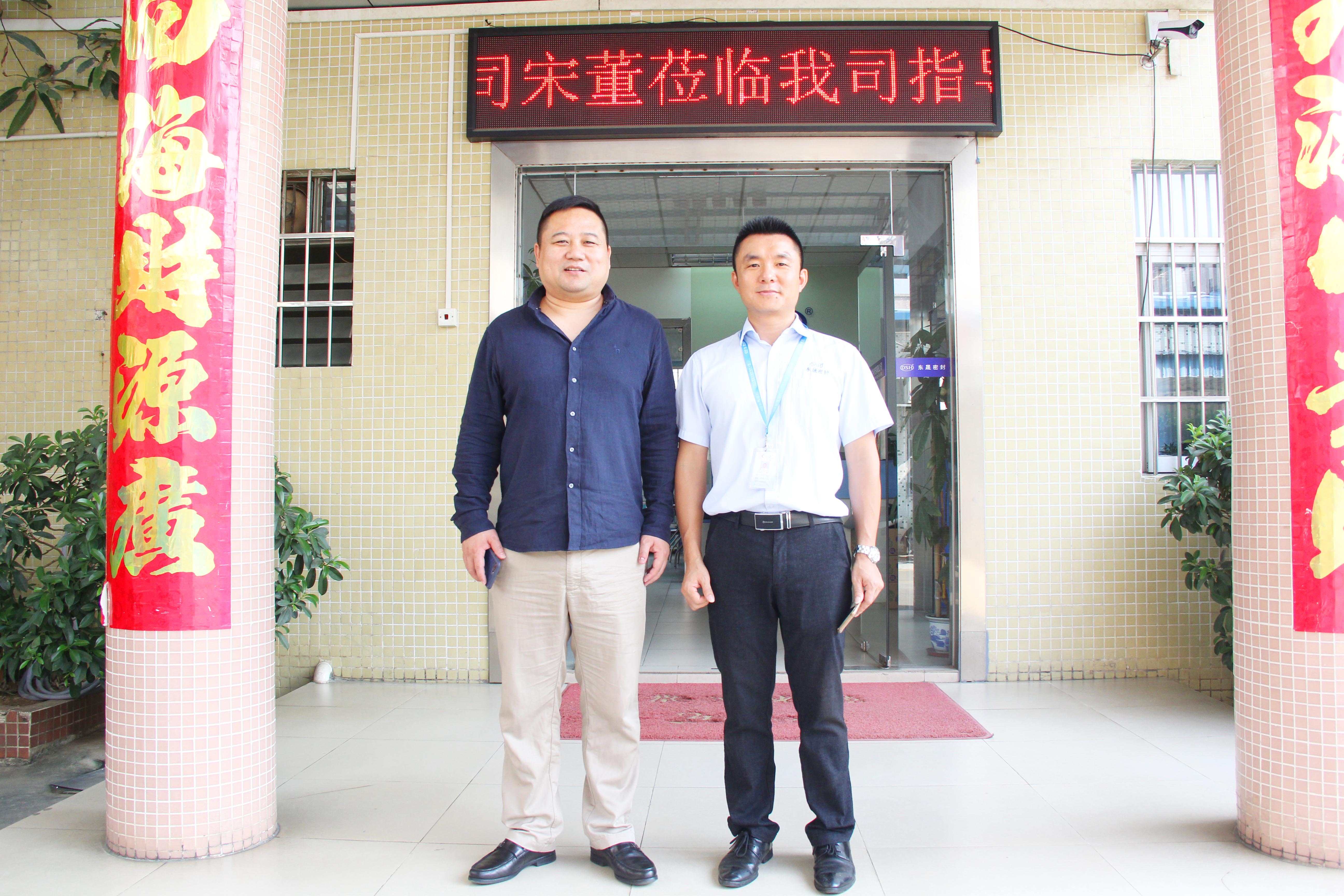  東晟公司總經(jīng)理胡燕林與客戶(hù)合照